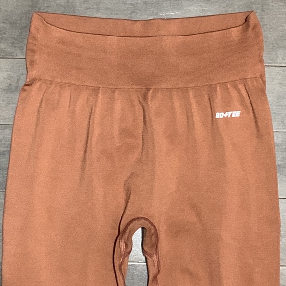Bo & Tee Surge Curved Waist Seamless Scrunch Leggings - Rust - Small - Picture 9 of 10